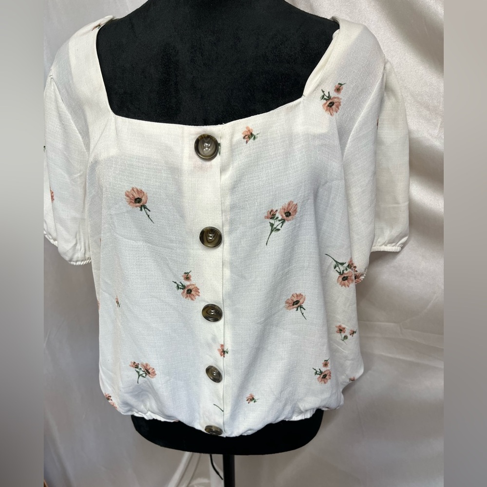 Floral Button-Down White Top. NWOT‎